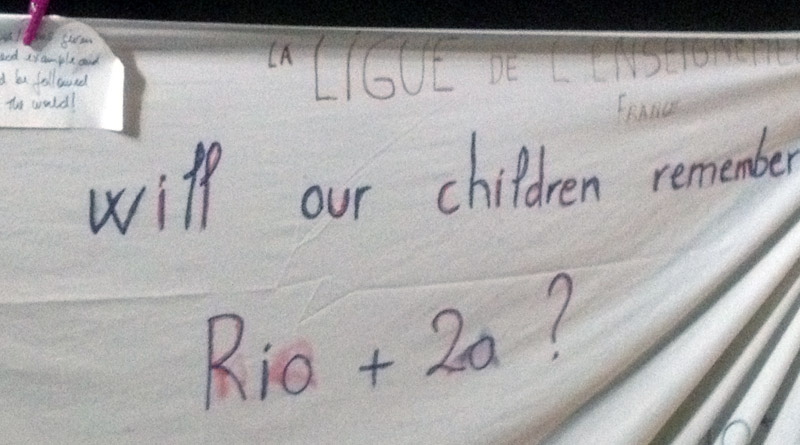 White sheet hanging from a clothesline. On it is written the question "What will our children remember from Rio+20?"